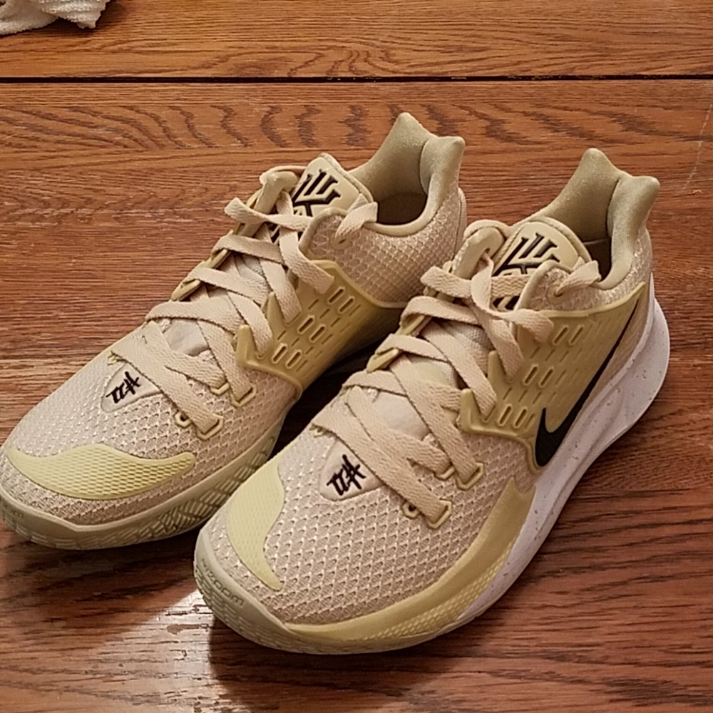 Men's size 7.5 Kyrie sneaker